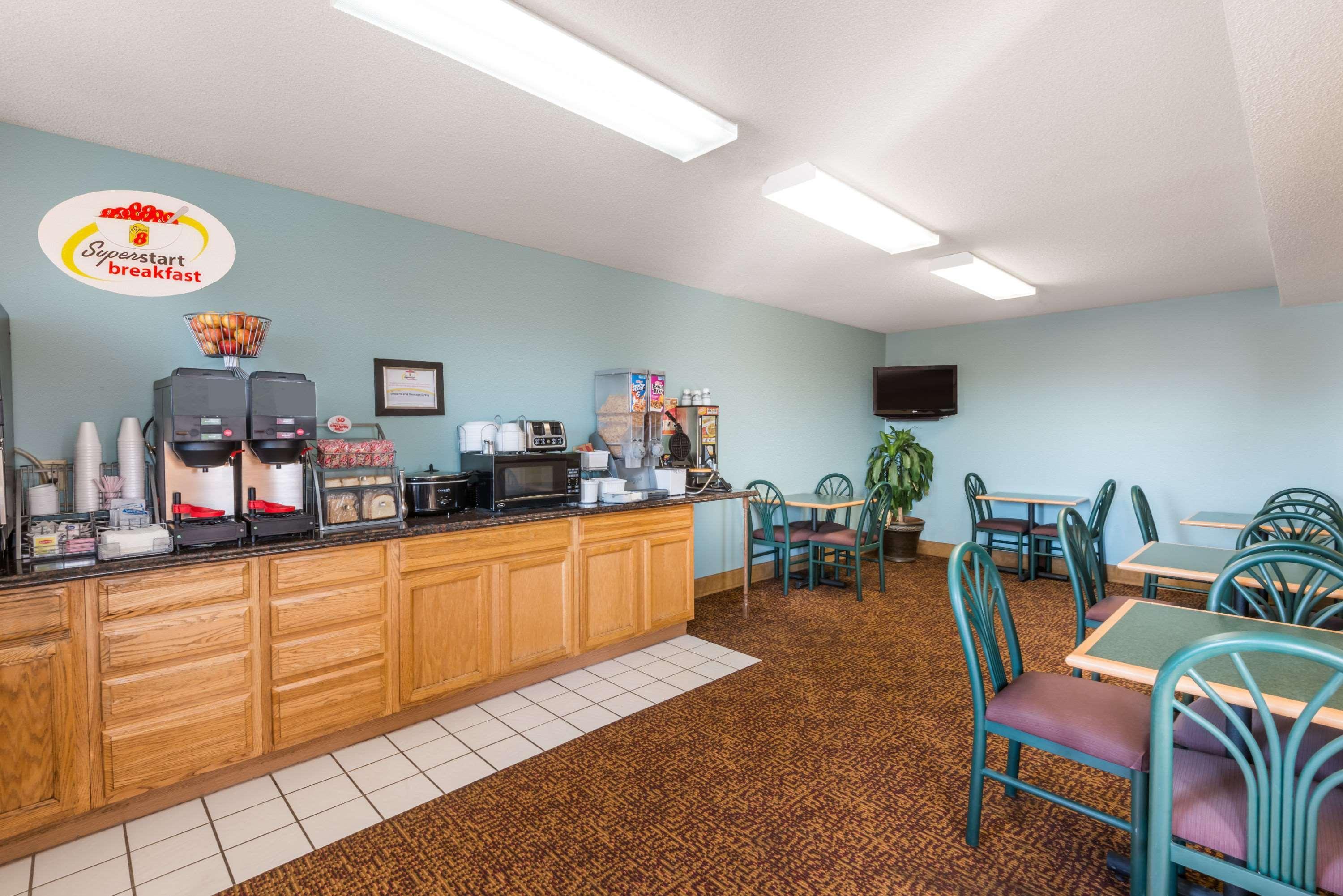 Super 8 By Wyndham Wakeeney Exterior photo
