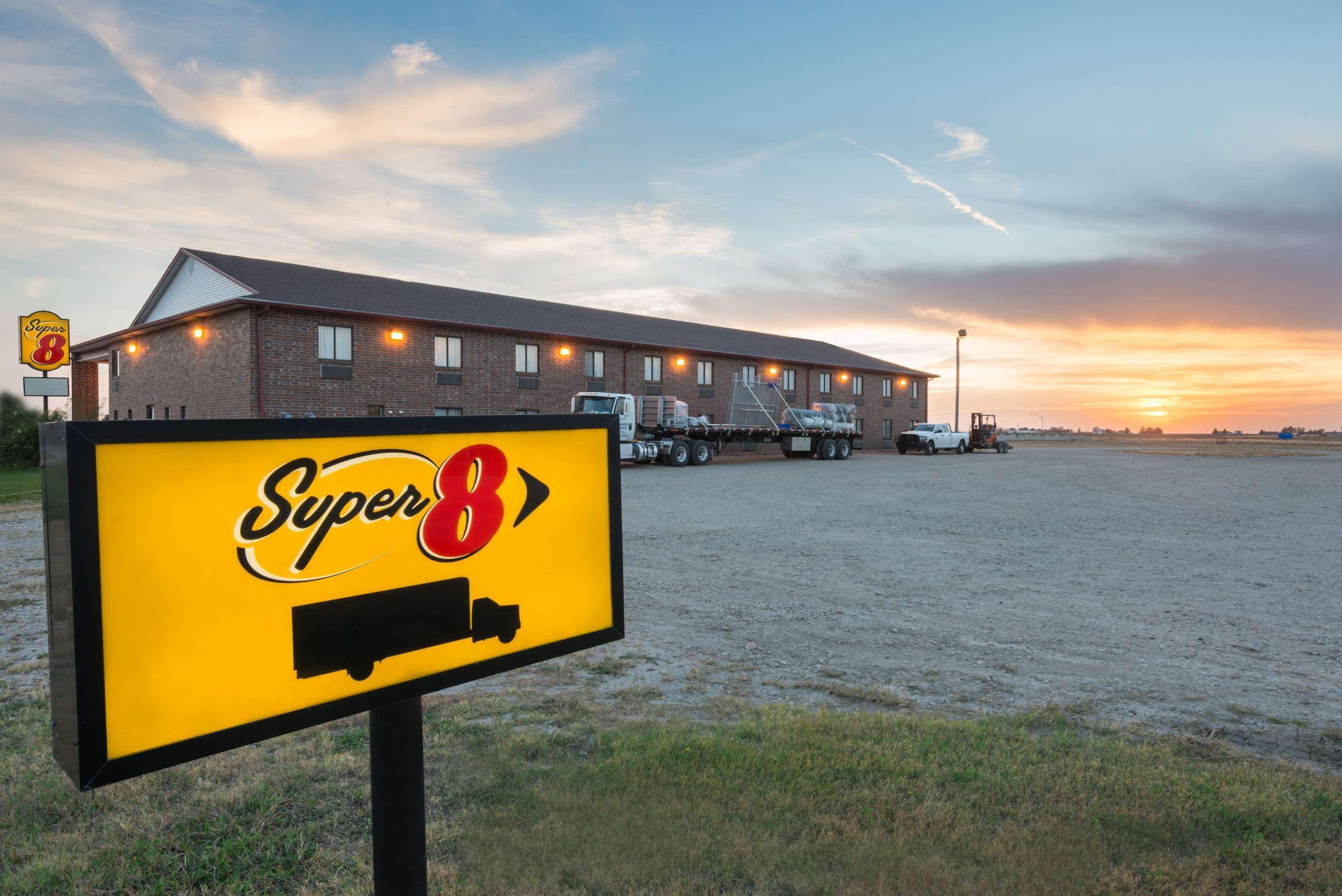 Super 8 By Wyndham Wakeeney Exterior photo
