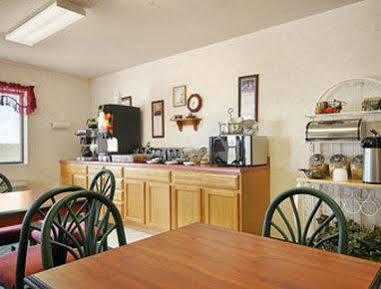 Super 8 By Wyndham Wakeeney Restaurant photo