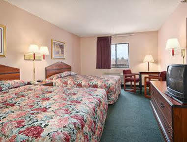 Super 8 By Wyndham Wakeeney Room photo